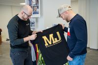 Textildruck-T-Shirt-Ubergabe-MJ INTERNET